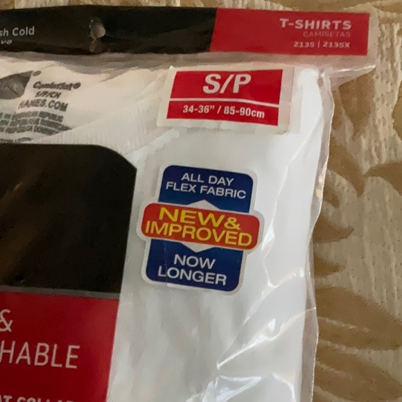 3 Hanes t-shirts NEW IN PACKAGE - Picture 4 of 4